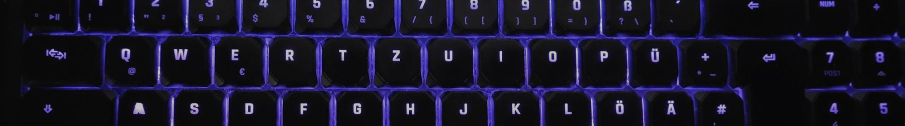 Blau beleuchtete Tastatur